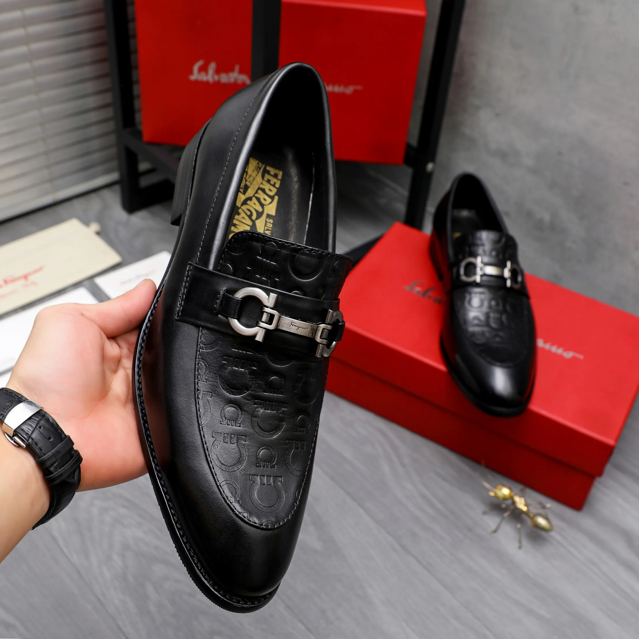 Men's shoes 💰480 Product trademark: Ferragamo " Ferragamo ] Business slip-on leather shoes Regular size: 39-44 Product materials: Selected high-quality embossed cowhide upper, cowhide lining, original outsole